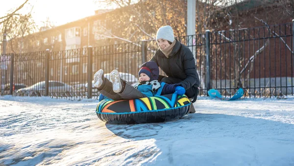 Happy Child His Mother Tubing Park Slide Fun Winter Weekend — ストック写真