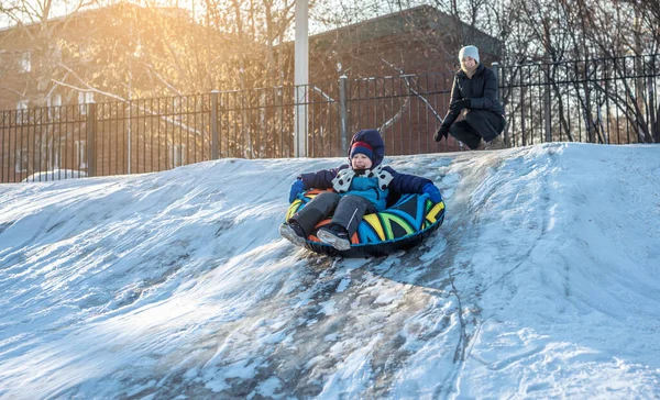 Happy Child His Mother Tubing Park Slide Fun Winter Weekend — ストック写真
