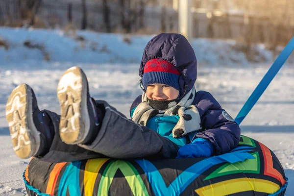 Happy Child His Mother Tubing Park Slide Fun Winter Weekend — ストック写真