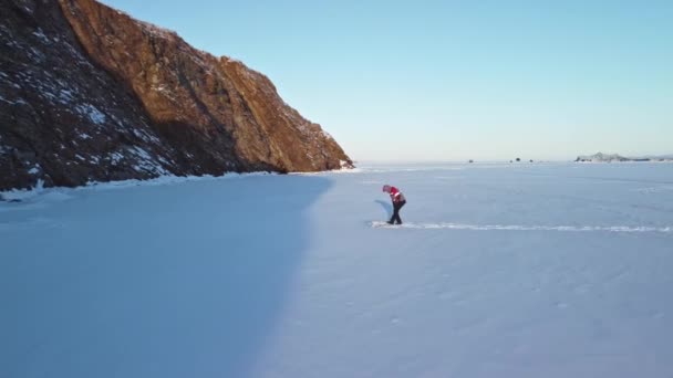 Zimní rybolov na zasněženém jezeře Bajkal na pozadí skal a kopců. Mrazivý slunečný den — Stock video