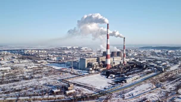 Poderosa fábrica industrial chaminé está fumando e poluindo o meio ambiente com dióxido de carbono — Vídeo de Stock