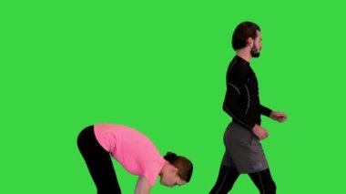 Yeşil Ekran, Chroma Key 'de bir sürü farklı insan yürüyor ve koşuyor..