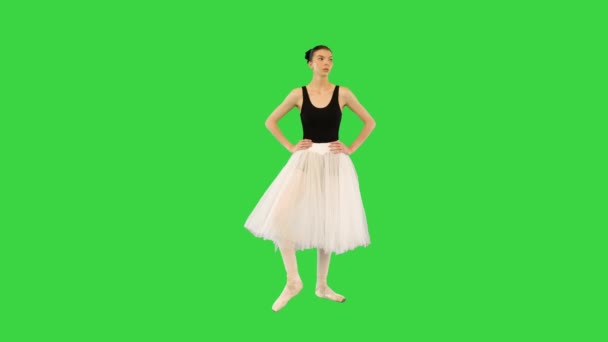 Giovane ballerina professionista che fa riscaldamento su uno schermo verde, Chroma Key. — Video Stock