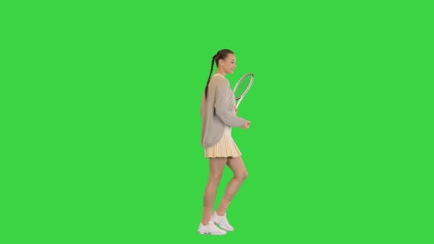 女性テニスプレーヤー歩くと緑の画面上にボールを投げる,クロマキー. — ストック動画