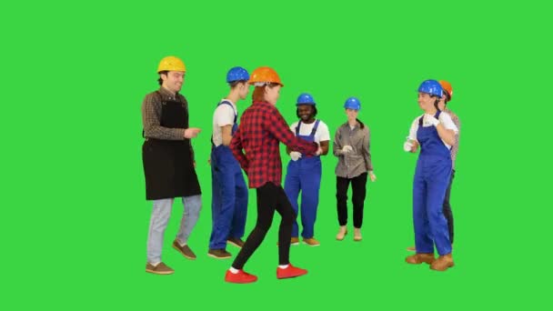 Glad konstruktion människor dansar i en cirkel på en grön skärm, Chroma Key. — Stockvideo