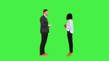 Meslektaşlar ya da ortaklar konuşur, farklı iş ekipleriyle iletişim kurar Yeşil Ekran, Chroma Key 'de proje planını tartışırız..
