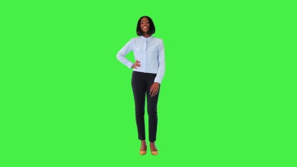 年轻的非洲裔美国女商人把手放在腰部，微笑着快乐的黑人女学生，绿色屏幕上的秘书，铬钥匙. — 图库视频影像