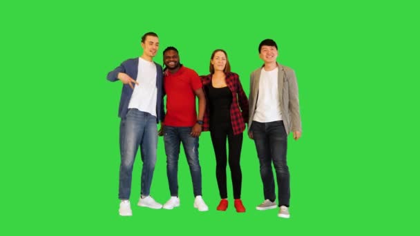 Groep jongeren glimlachend en lachend voor de camera, duimen omhoog op een groen scherm, Chroma Key. — Stockvideo