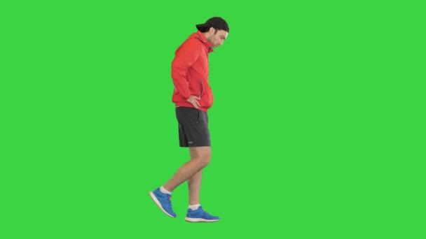 运动员行走时，在绿色屏幕上有心脏疼痛，Chroma键. — 图库视频影像