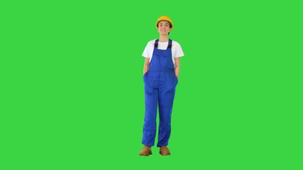 Giovane artigiana in piedi e sorridente su uno schermo verde, Chroma Key. — Video Stock