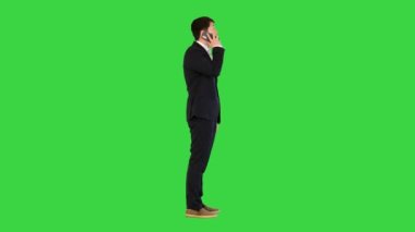 Ofisteki Asyalı adam yeşil ekranda cep telefonuyla konuşuyor, Chroma Key..