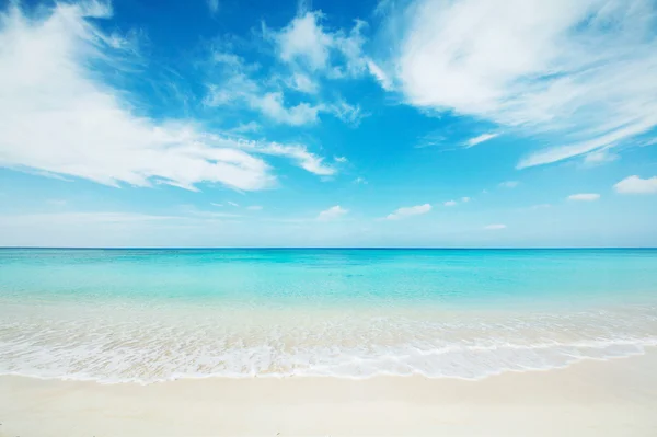 Japanischer sauberer weißer Strand in der Präfektur Okinawa — Stockfoto
