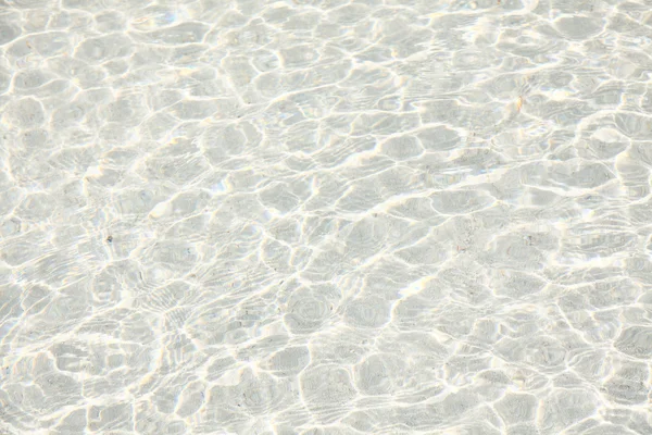 白いビーチに水をリップルします。 — ストック写真