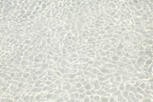 白いビーチに水をリップルします。 — ストック写真