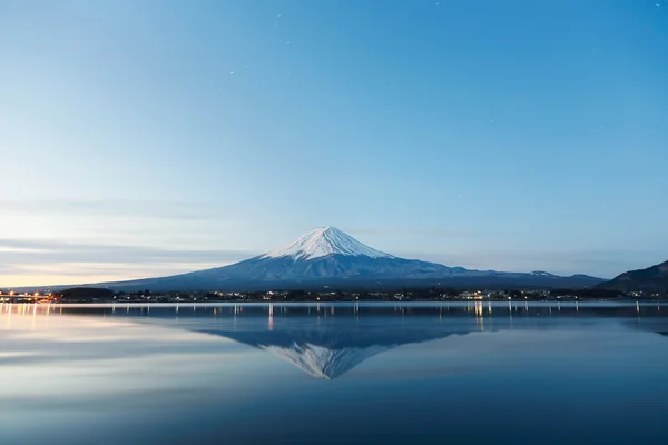 En inverterad bild av mt fuji — Stockfoto