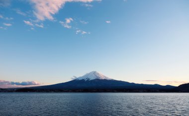 MT fuji alacakaranlıkta