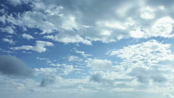 Klip odstupem času letní oblohy — Stock video