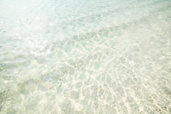 Rimpel water op het witte strand — Stockfoto