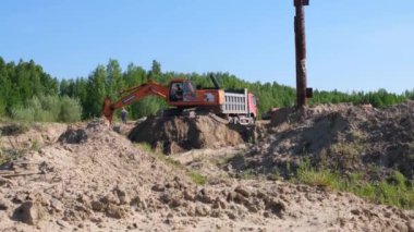 Sarı kazıcı, 30 Ağustos 2021 'de Moskova, Rusya' da bir inşaat sahasında kum kazarak toprak çalışmalarını gerçekleştirir..