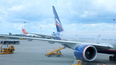 Aeroflot Airplane uluslararası havaalanı terminali kapısından kalkışa hazırlanıyor: Moskova, Rusya - 19 Temmuz 2021.