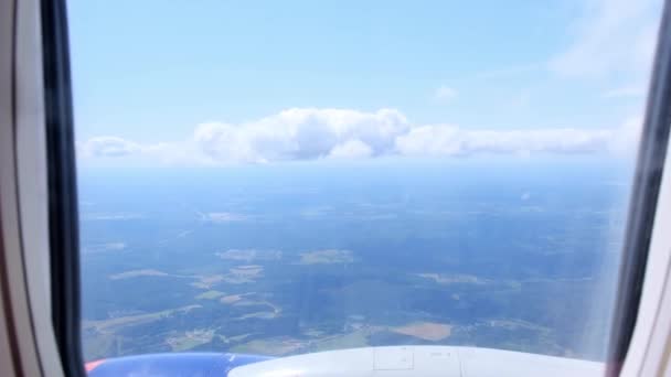 Wolken en lucht gezien door het raam van een vliegtuig. Concept vliegen en reizen, zicht vanuit vliegtuigraam op de vleugel — Stockvideo
