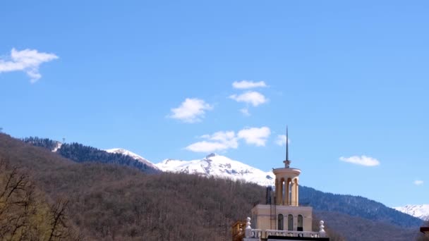 Telesilla telesilla en Gorky Gorod estación de esquí de montaña en las montañas del Cáucaso en Krasnaya Polyana, Sochi, Rusia. Paisaje otoñal escénico: Sochi, Rusia - 15 de abril de 2021. — Vídeo de stock