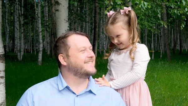 Porträtt av skrattande far och liten dotter 3 år i parken. Begreppet lycklig barndom, faderskap, föräldraskap. Fadersdag — Stockfoto