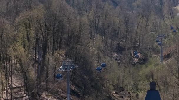 Funivia a Gorky Gorod stazione sciistica di montagna nelle montagne del Caucaso su Krasnaya Polyana, Sochi, Russia. Paesaggio autunnale: Sochi, Russia - 15 aprile 2021. — Video Stock