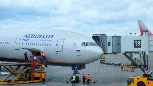 Samolot Aeroflot przygotowywany do startu przy bramce terminala w międzynarodowym porcie lotniczym: Moskwa, Rosja - 19 lipca 2021 r.. — Wideo stockowe
