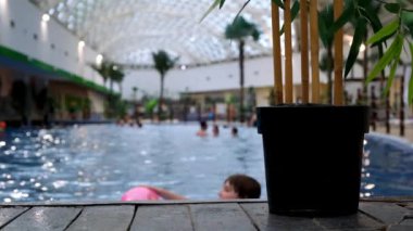 Kapalı bir yerde mavi suyu ve gerçek kumu olan lüks bir yüzme havuzu. Yaz tatili ve dinlenme, seyahat, yüzme eğitimi kavramı: Sochi, Rusya - 17 Mayıs 2021.