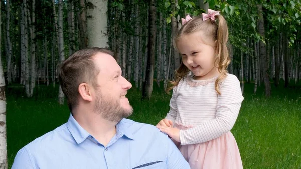 Portrait of a happy father looking at his smiling little daughter 3 years old. The concept of a happy childhood, fatherhood, parenthood. Fathers day — Stock Photo, Image