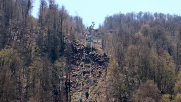 Kabelstoelskilift in Gorky Gorod skigebied in de Kaukasus bergen op Krasnaya Polyana, Sochi, Rusland. Landschappelijk herfstlandschap. — Stockvideo