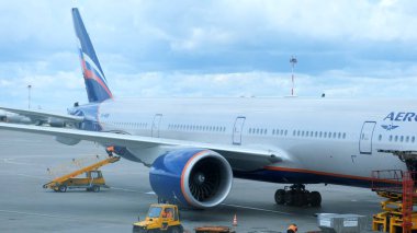 Aeroflot Airplane uluslararası havaalanı terminali kapısından kalkışa hazırlanıyor: Moskova, Rusya - 19 Temmuz 2021.