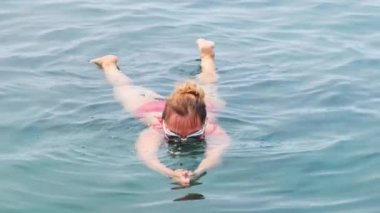 Gözlüklü kadın denizde yüzme alıştırması yapıyor. Profesyonel yüzücü, yüzme yarışı. Ön yüzücü. Yüzme dersleri..