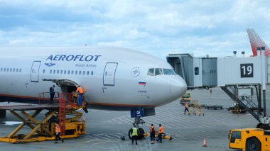 Aeroflot Airplane uluslararası havaalanı terminali kapısından kalkışa hazırlanıyor: Moskova, Rusya - 19 Temmuz 2021.