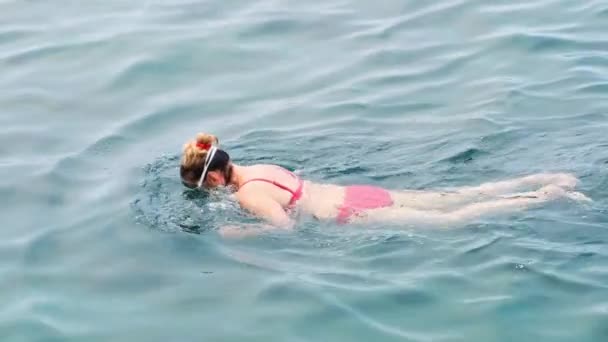 Femmina in occhiali sta praticando strisciare nuotando nel mare. Nuotatore professionista, gara di nuoto. Nuotatore anteriore strisciante. Lezioni di nuoto. — Video Stock