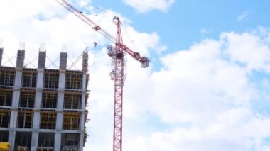 İnşaat ve inşaat halindeki yüksek binalar gökyüzüne kadar uzanıyor. Konut inşaatı, şehirdeki apartman binası, ipotek