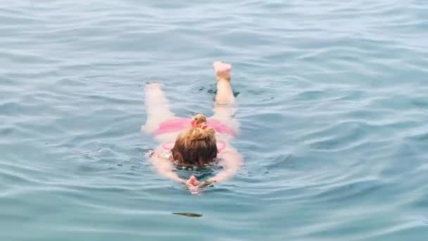 Vrouw van 50-55-60 jaar oud zwemt in de zee door een kruip. Professionele zwemmer, zwemwedstrijd. Voorste kruipende zwemmer. Zwemlessen. — Stockvideo