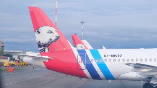 Sukhoi SuperJet 100-95LR RA-89069 Yamal Airlines está no aeroporto: Moscou, Rússia - 28 de agosto de 2021 — Vídeo de Stock