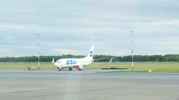 空の航空会社との飛行機。Utairはロシアの有名な航空会社です:モスクワ、ロシア- 2021年8月28日 — ストック動画