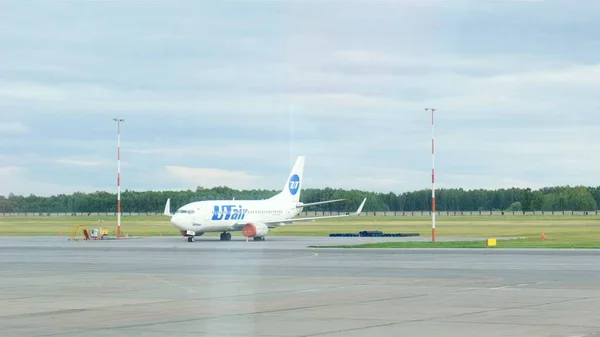 Flygplan med Utair flygbolag. Utair är känt ryskt flygbolag: Moskva, Ryssland - 28 augusti 2021 — Stockfoto