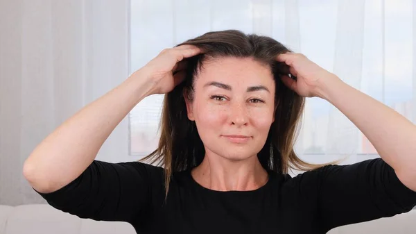 Kaukasische Frau, die Kopfmassage macht und sich selbst behandelt. Fürsorge für Seele und Körper. Bewältigen Sie den Stress, der mit dem Jahresende einhergeht, geben Sie sich Zeit zur Erholung. — Stockfoto