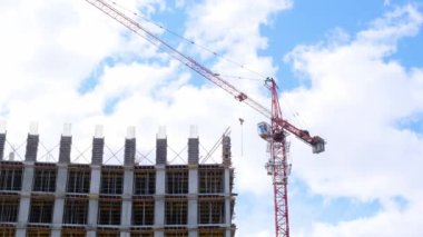 İkametgah inşaat endüstrisi. Bir apartman dairesinin inşasına eşit katılım. İpotek. Bina yapım aşamasında ve gökyüzünün arka planında bir vinç