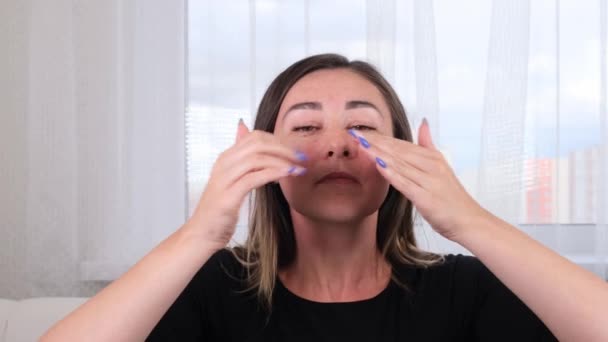 Morena haciendo masaje facial a lo largo de líneas de masaje y puntos con las manos. Higiene, esteticista, maquillaje, masaje facial. Gimnasia facial. Sistema de ejercicios mejorar la piel usted mismo — Vídeo de stock