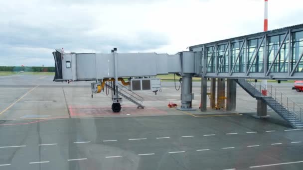 Teleskoptreppe am Flughafen. Teleskopleiter für Flugzeuge — Stockvideo