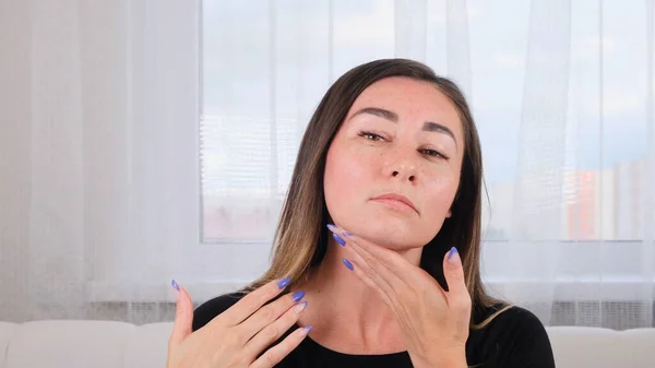 Mujer se hace un masaje en el cuello a lo largo de las líneas de masaje y señala con las manos. Masaje facial. Gimnasia facial. Sistema de ejercicios mejorar la piel usted mismo —  Fotos de Stock