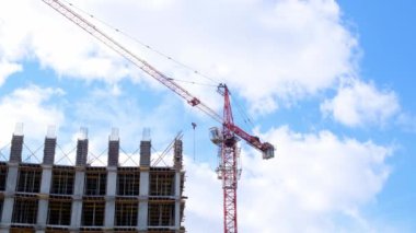 İnşaat endüstrisi. İnşaat ve inşaat halindeki yüksek binalar gökyüzüne kadar uzanıyor. Konut inşaatı, şehirdeki apartman binası, ipotek