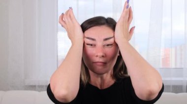 Yüz masajı. Çekici kadın elleriyle masaj çizgileri boyunca yüz masajı yapıyor. Hijyen, güzellik uzmanı, makyaj. Yüz jimnastiği. Cildinizi geliştirmek için egzersiz sistemi