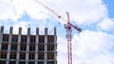 İnşaat ve inşaat halindeki yüksek binalar gökyüzüne kadar uzanıyor. Konut inşaatı, şehirdeki apartman binası, ipotek