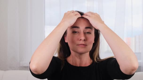 Blanke vrouw doet hoofdmassage en trakteert zichzelf. Zorgen voor de ziel en het lichaam. Beheer de stress die komt met het einde van het jaar, geef jezelf de tijd om te herstellen. — Stockvideo